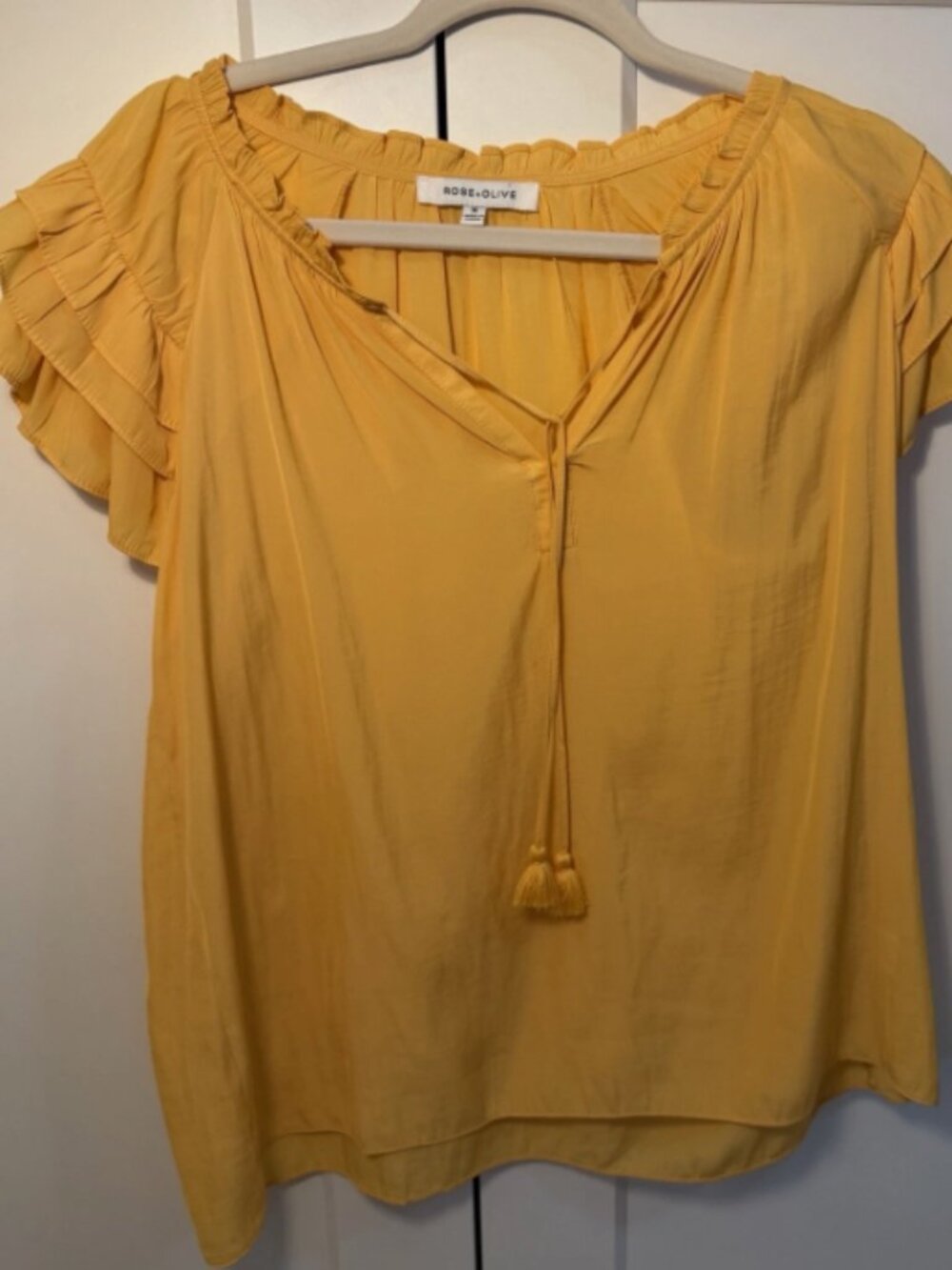 Rose + Olive Women’s Yellow Solid Ruffle Flutter Sleeve Tie Neck Blouse M